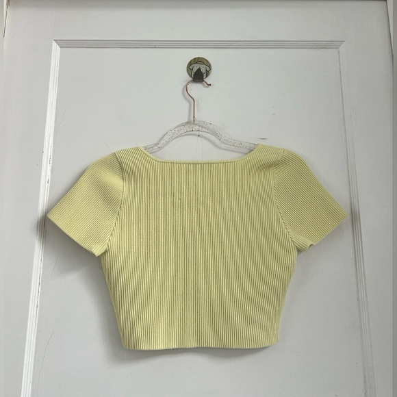Aritzia Women's Babaton Sculpt Knit Yellow Blouse Size $78 Size L - Picture 5 of 5